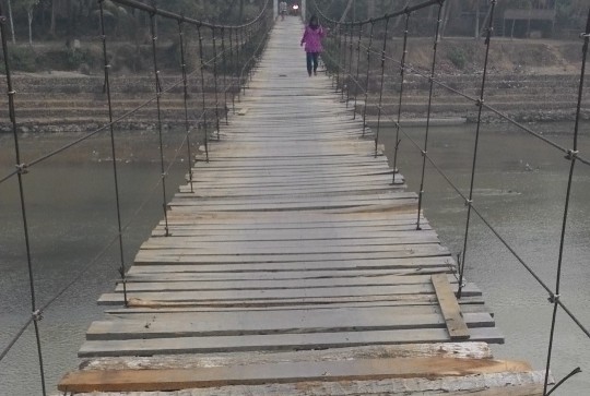 Jembatan gantung yang menghubungkan Desa Simpang Somel dengan Desa Teluk Pandak Bungo sudah rusak padahal baru saja dibangun